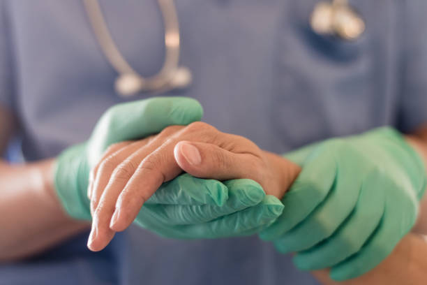 Suchtbehandlung - Detailansicht medizinische Hilfe - Hand hält Hand des Patienten